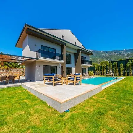 别墅 Sleeps 8 With Pool Air Con And Wifi